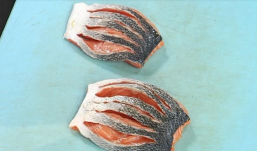 стейк из семги на печеном картофеле с икорным соусом