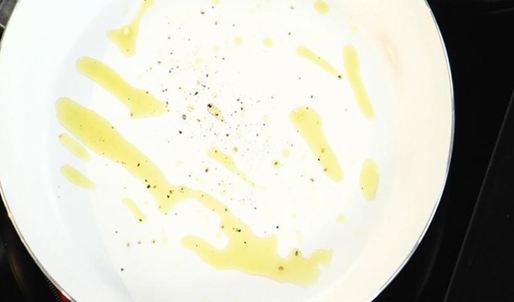 стейк из семги на печеном картофеле с икорным соусом