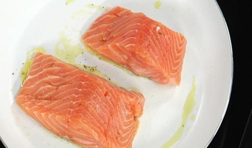 стейк из семги на печеном картофеле с икорным соусом