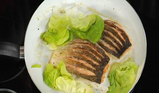 стейк из семги на печеном картофеле с икорным соусом