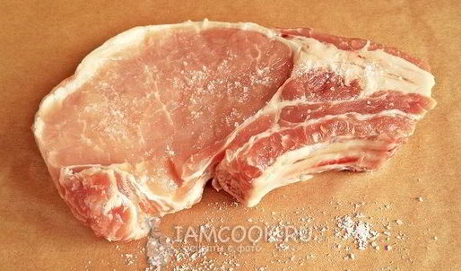 стейк из свинины на кости