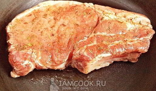 стейк из свинины на кости