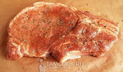 стейк из свинины на кости