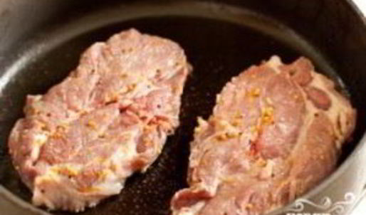 стейк из свинины с апельсиново-горчичным соусом