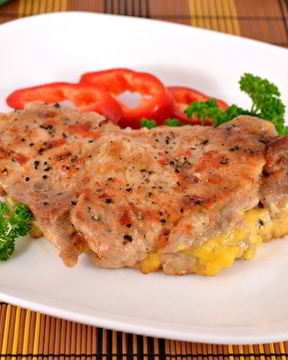 Стейк из свинины с сыром в микроволновке