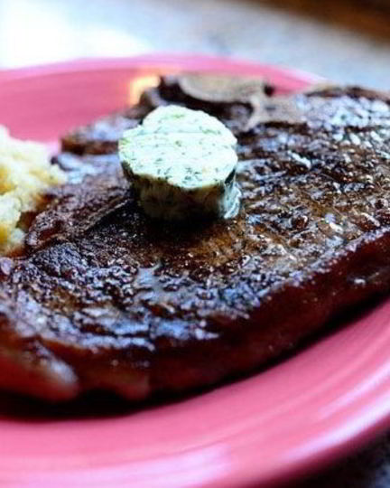 Рецепт стейка на кости с зеленым маслом