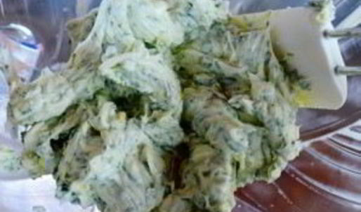 стейк на кости с зеленым маслом