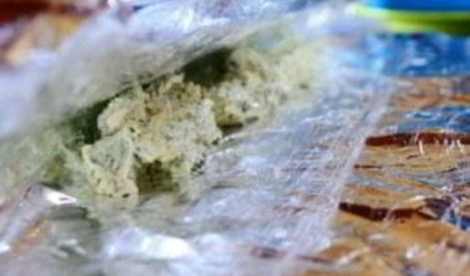 стейк на кости с зеленым маслом