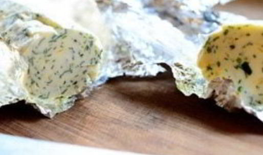 стейк на кости с зеленым маслом