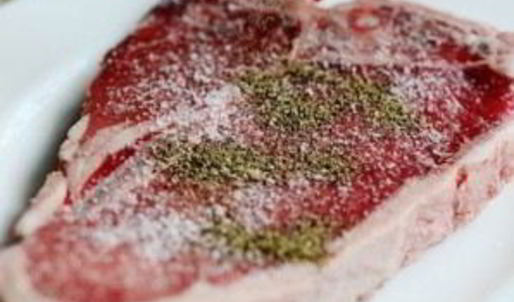 стейк на кости с зеленым маслом