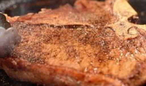 стейк на кости с зеленым маслом