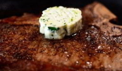 стейк на кости с зеленым маслом