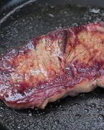 Стейк на сковороде