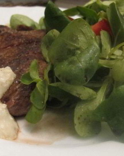 Рецепт стейка, перечного соуса и мюсли салат