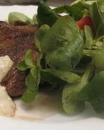 Стейк, перечный соус и мюсли салат