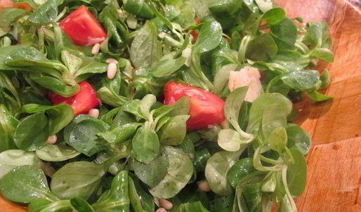 стейк, перечный соус и мюсли салат