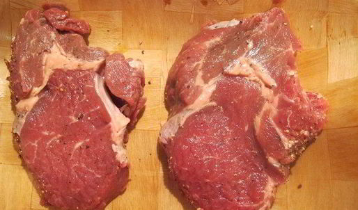 стейк, перечный соус и мюсли салат