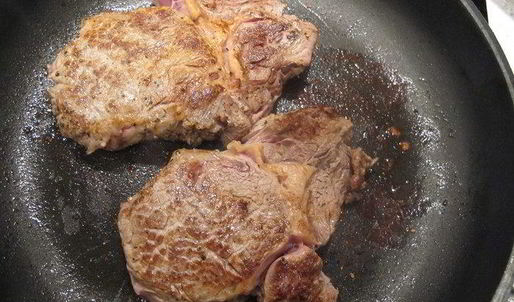 стейк, перечный соус и мюсли салат