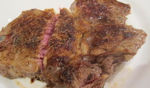 стейк, перечный соус и мюсли салат