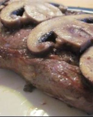 Стейк с грибами