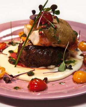 Стейк с крабовым мясом и чесночным пюре