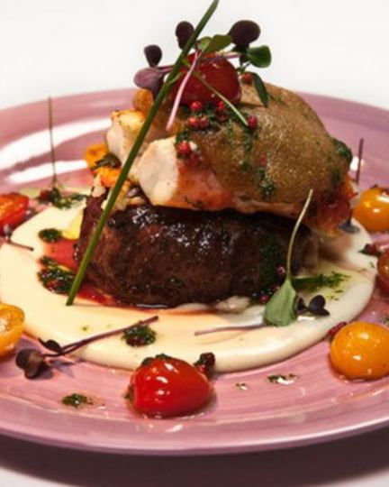 Рецепт стейка с крабовым мясом и чесночным пюре