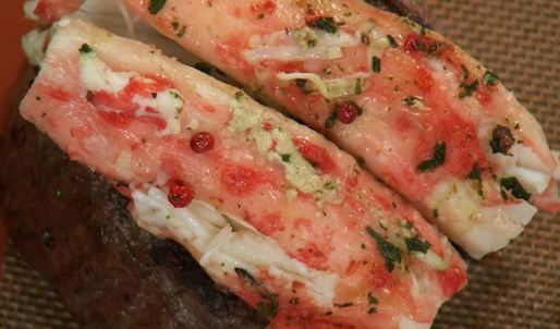 стейк с крабовым мясом и чесночным пюре