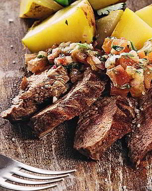 Стейк с соусом и печеным картофелем