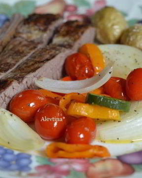 Стейк с томатной сальсой