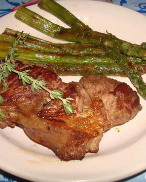 Стейк со спаржей