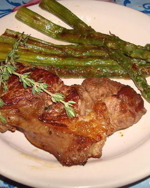 Стейк со спаржей