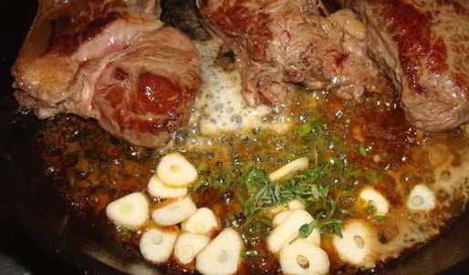 стейк со спаржей