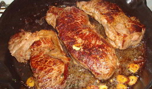 стейк со спаржей