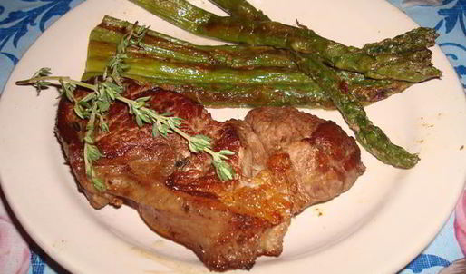 стейк со спаржей