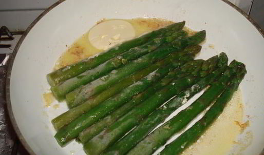 стейк со спаржей