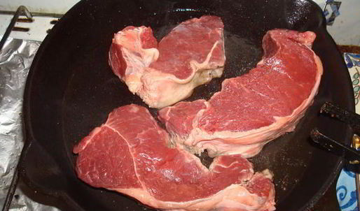 стейк со спаржей