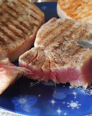 Стейк тунца на сковородке гриль