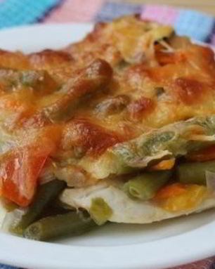 Стейки из куриного филе с овощами под сыром