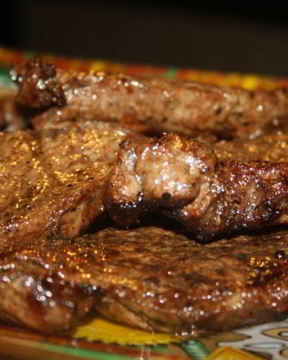 Стейки из мраморной говядины на решетке на мангале