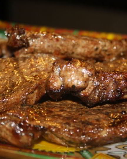 Рецепт стейков из мраморной говядины на решетке на мангале