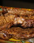 Стейки из мраморной говядины на решетке на мангале