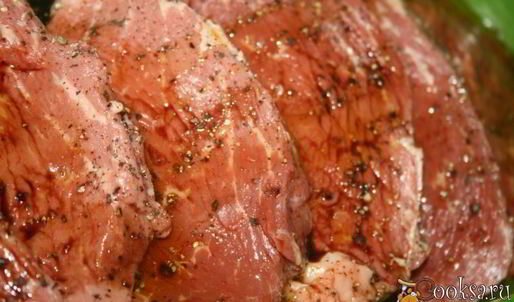 стейки из мраморной говядины на решетке на мангале