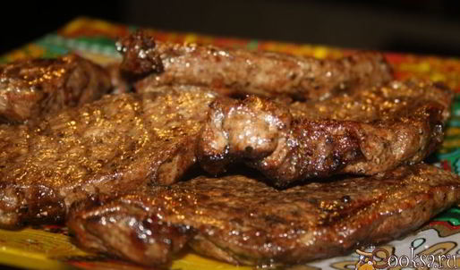стейки из мраморной говядины на решетке на мангале