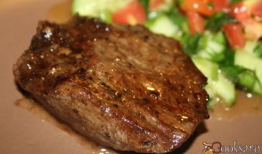 стейки из мраморной говядины на решетке на мангале