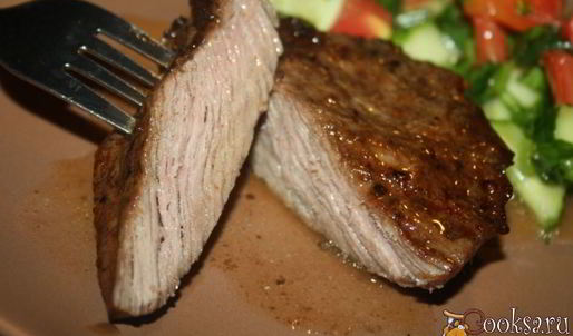 стейки из мраморной говядины на решетке на мангале