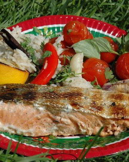 Рецепт стейков из семги на гриле с чесноком и помидорами