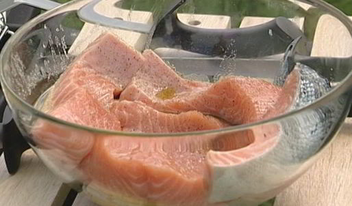 стейки из семги на гриле с чесноком и помидорами