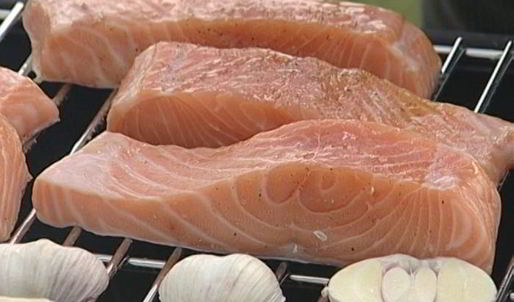 стейки из семги на гриле с чесноком и помидорами