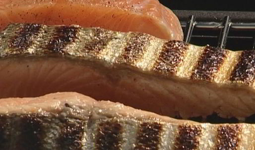 стейки из семги на гриле с чесноком и помидорами