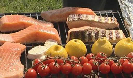 стейки из семги на гриле с чесноком и помидорами